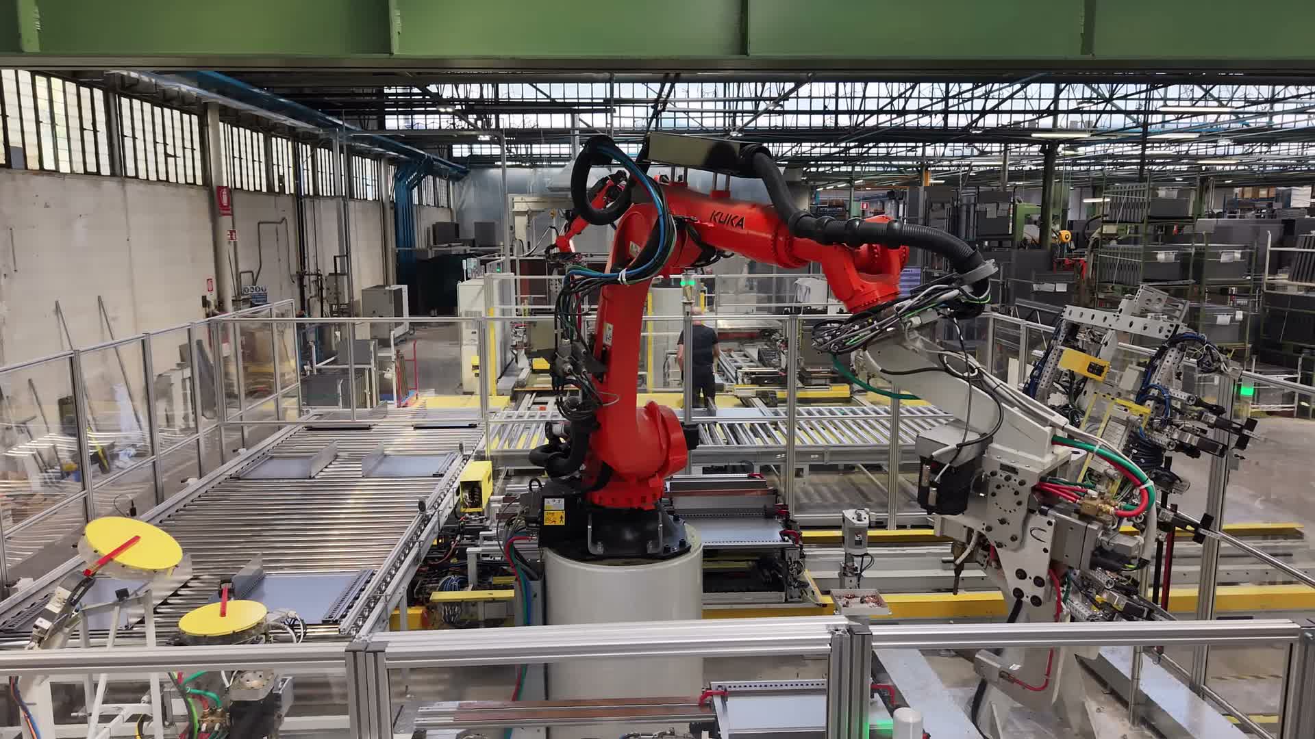 Robot industriali in funzione nello stabilimento Huni